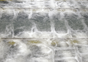 primer plano de la eliminación del amoníaco en el agua potable de las instalaciones