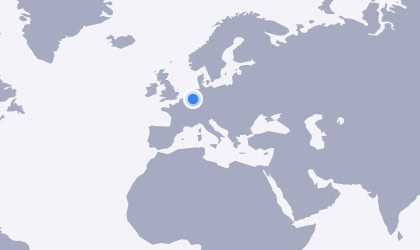 Un mapamundi gris en el que se destacan Europa, partes de África y América. Un punto azul marca un lugar en Europa, concretamente alrededor de Wettringen, Alemania. El mapa está simplificado, sin nombres de países ni fronteras.